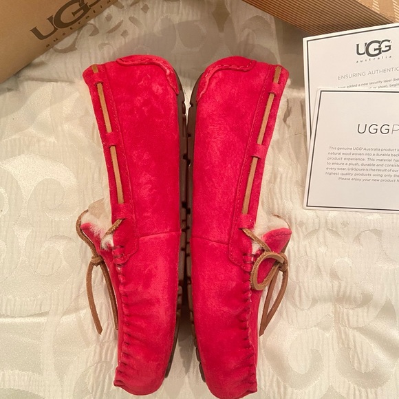 [Size 7] UGG Dakota Moccasins in RED - Lamb fur lined - 5612 W / JTRD - Picture 3 of 7
